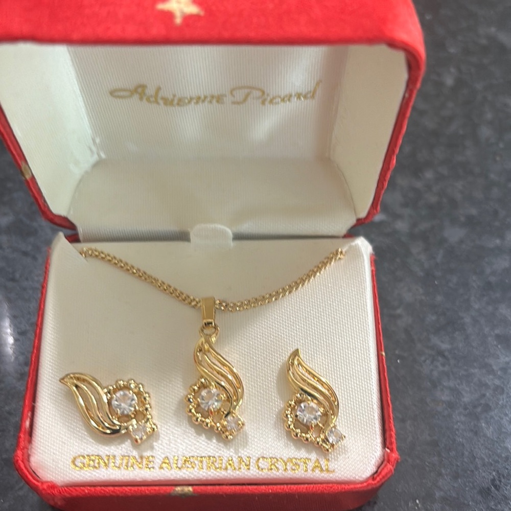 Gold Spiral Filigree Necklace Elegant Design